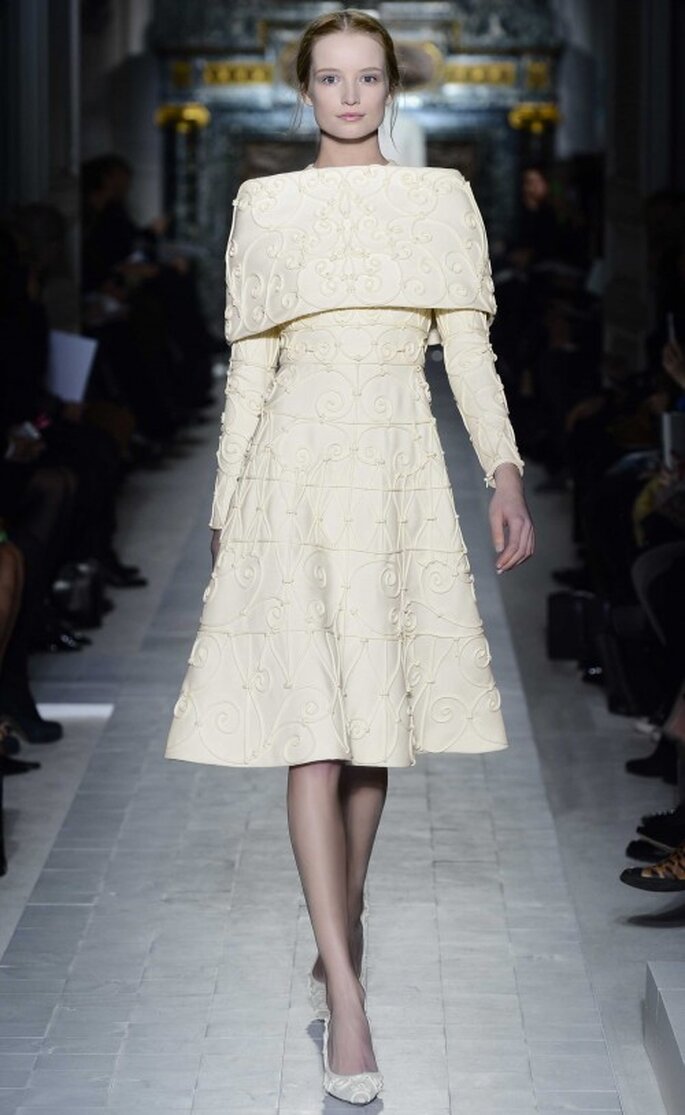Vestido de novia corto en color marfil con detalles bordados y capa - Foto Valentino