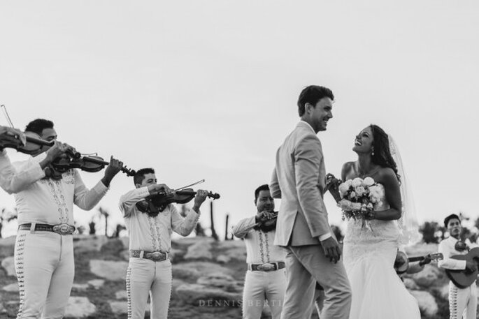 Real Wedding: La boda espectacular de Danielle y Kyle en Cabo del Sol con música de mariachi - Foto Dennis Berti