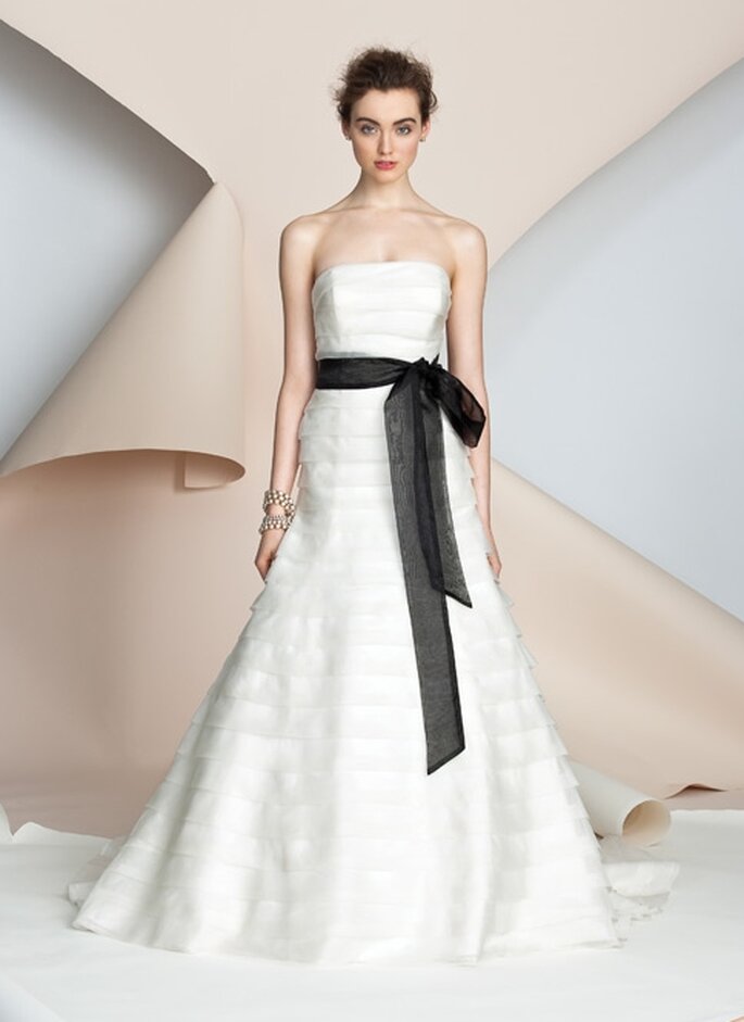 Vestido de novia con cinta negra. Alyne Bridal 2012
