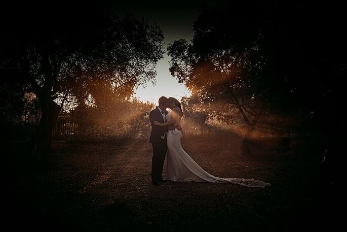 Tethos studio fotografico - scatto coppia di sposi al tramonto nel bosco