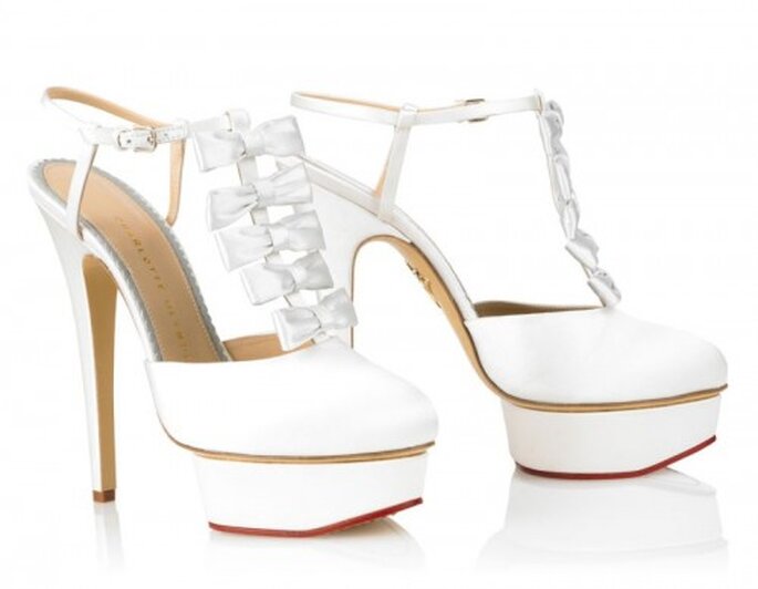 Zapatos de novia en color blanco con plataforma y detalles de moño al frente - Foto Charlotte Olympia