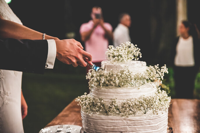 momento do corte do bolo casamento