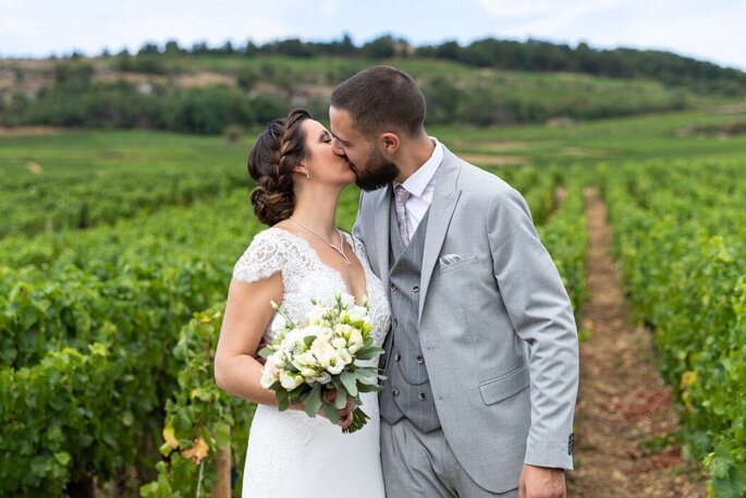 photo des mariés devant les vignes