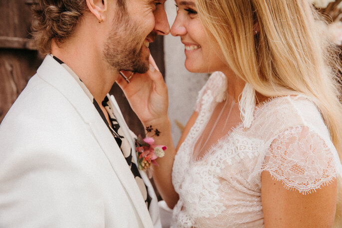 Novios felices en boda moderna