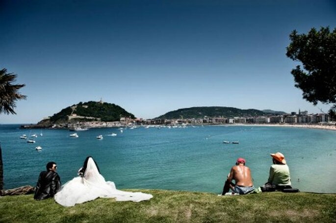 Los novios, junto a dos bañistas, contemplando el mar- Foto: Víctor Lax