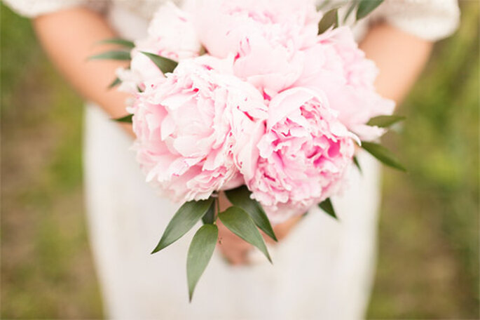 Las peonías en color rosa son una de las flores preferidas por las novias. Foto: 2Rings Trouwfoto