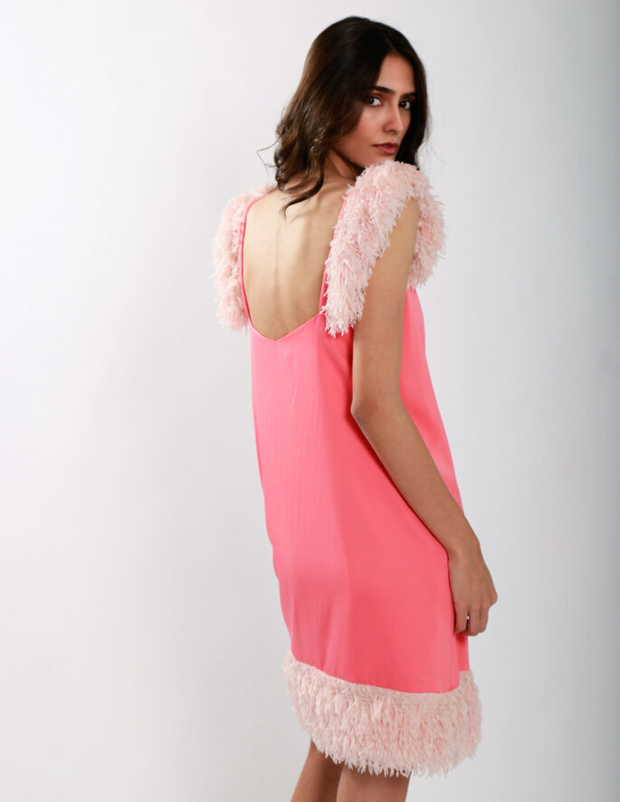 vestido corto rosa con plumas