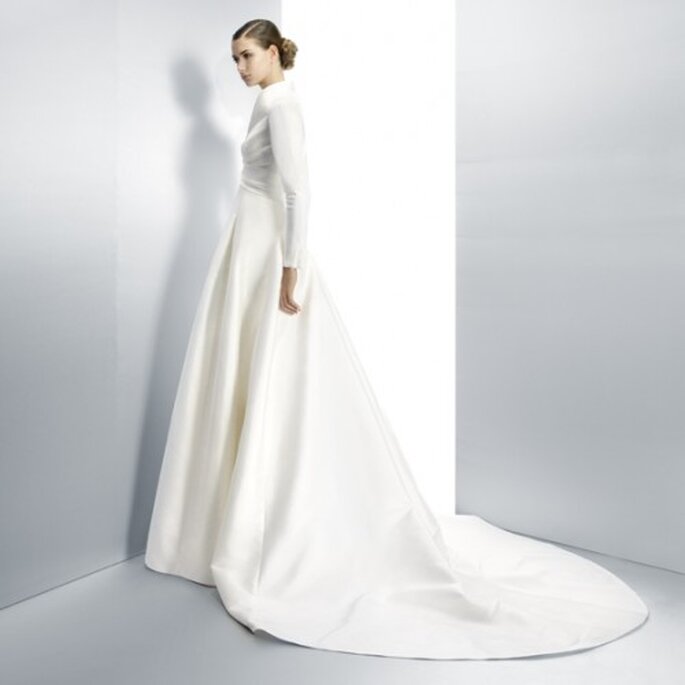 Vestido de novia en color blanco con mangas y cauda larga - Foto Jesús Peiró