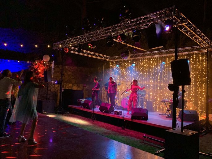 Grupo de música para bodas con escenario iluminado