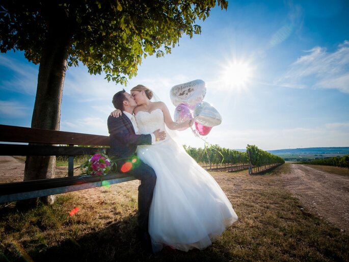 Brautpaar küsst sich, Hochzeitsfotograf Christian Stumpf