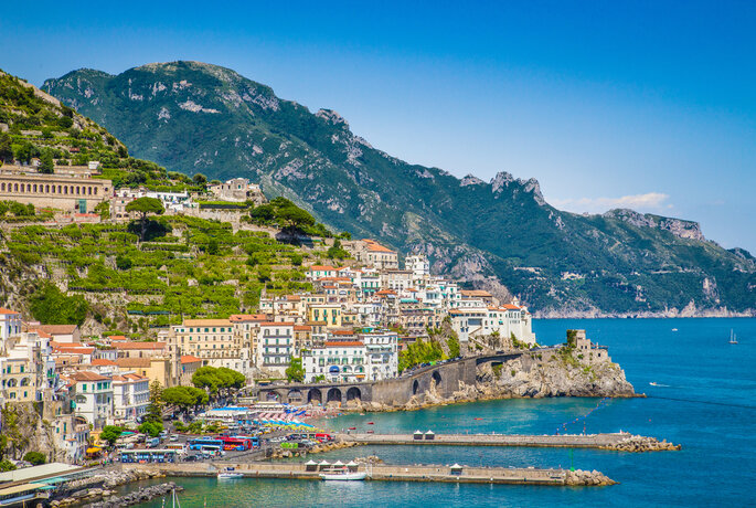 Ciudad de Amalfi en la famosa costa de Amalfi en el Golfo de Salerno, Campania, Italia. 