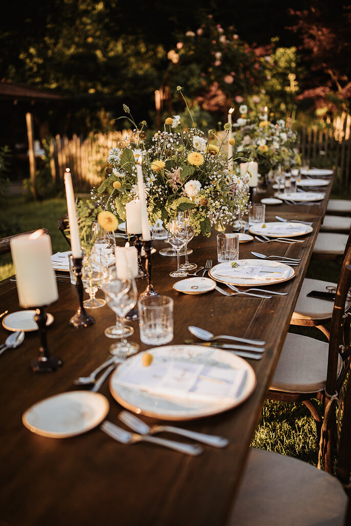 Hochzeitstrend Gartenhochzeit Tischdekoration Tafel im Garten
