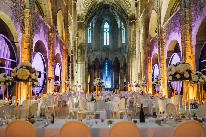 Souffles de Fées- mariage dont le dîner est organisé dans une incroyable cathédrale remplie de tonneaux 