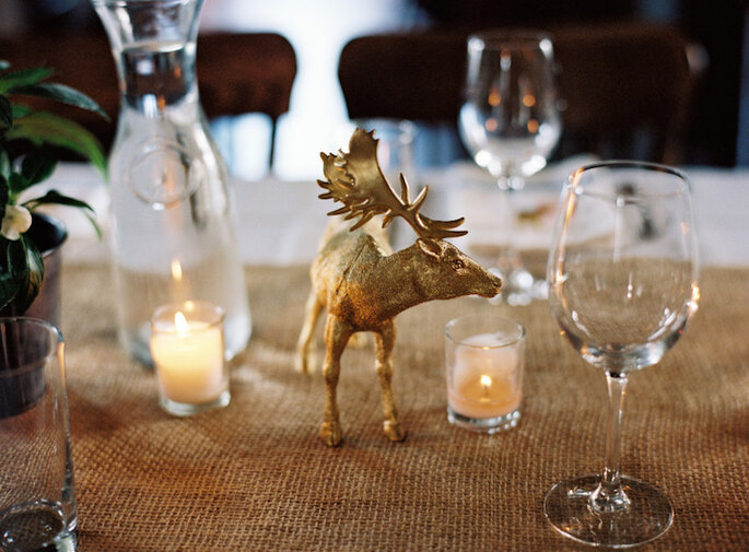 Decoração de casamento rústico com animais dourados enfeitando a mesa