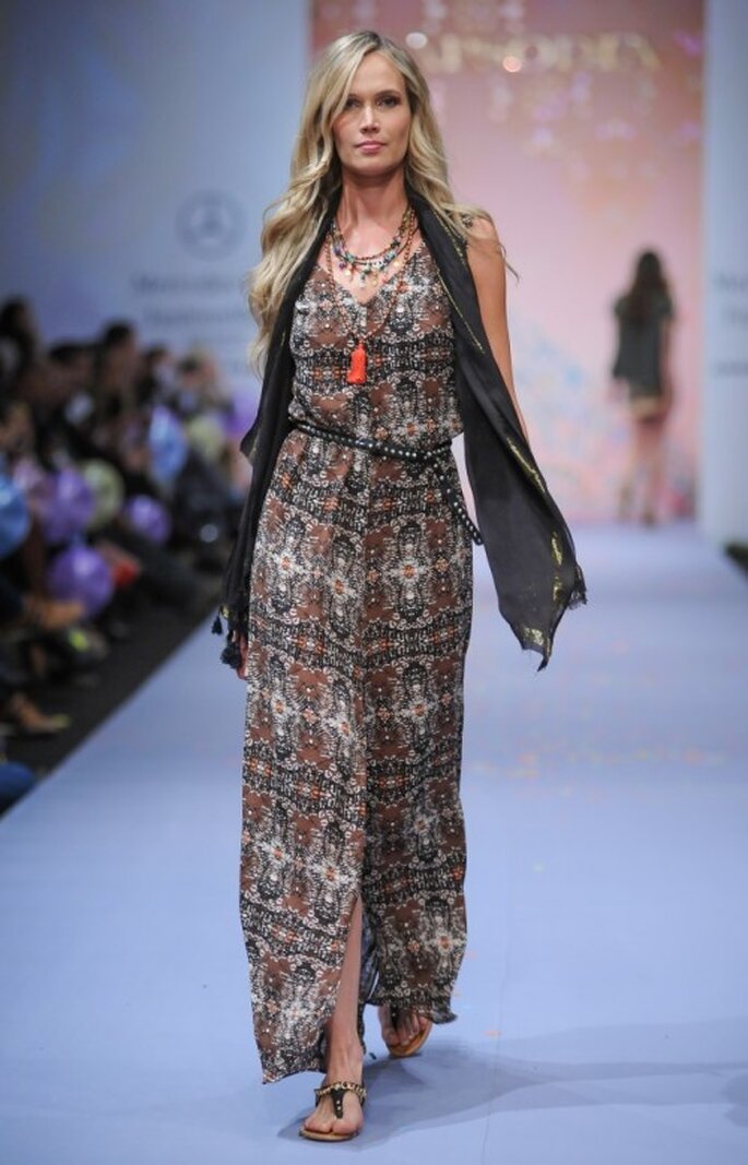 Vestido largo bohemio con chaleco de flequillos a juego - Foto Mercedes Benz Fashion Week México