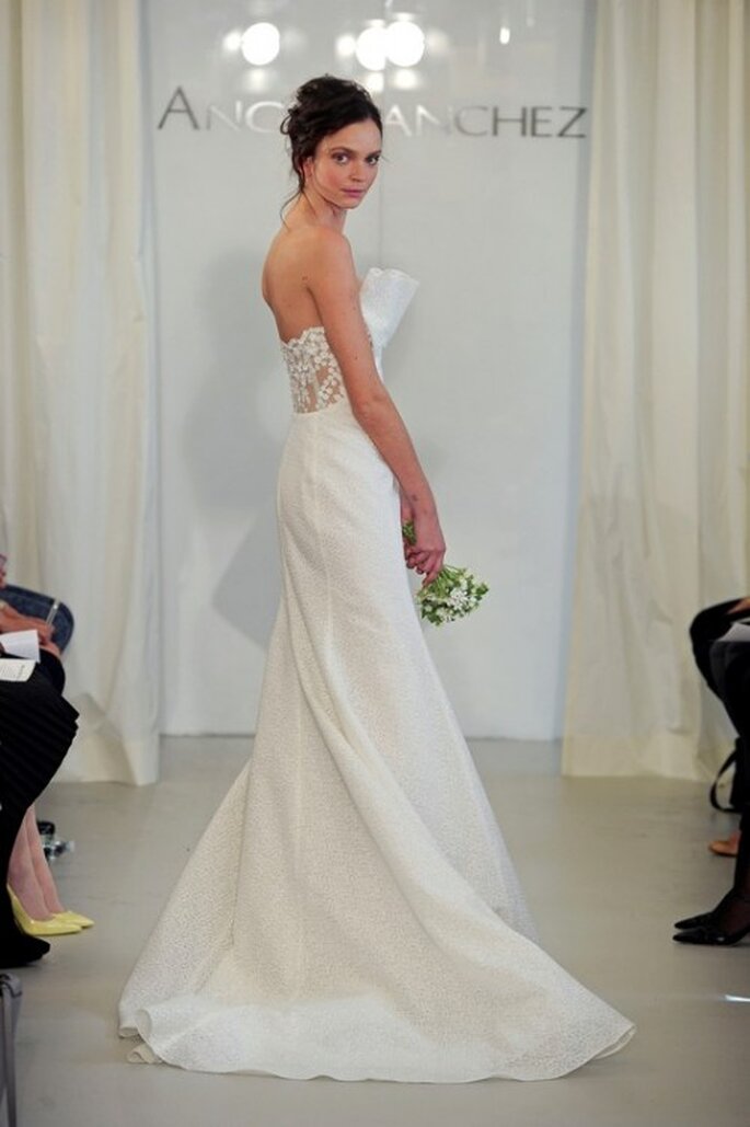 Vestido de novia 2014 en color blanco con detalle tridimensional en el escote y cauda larga - Foto Ángel Sánchez