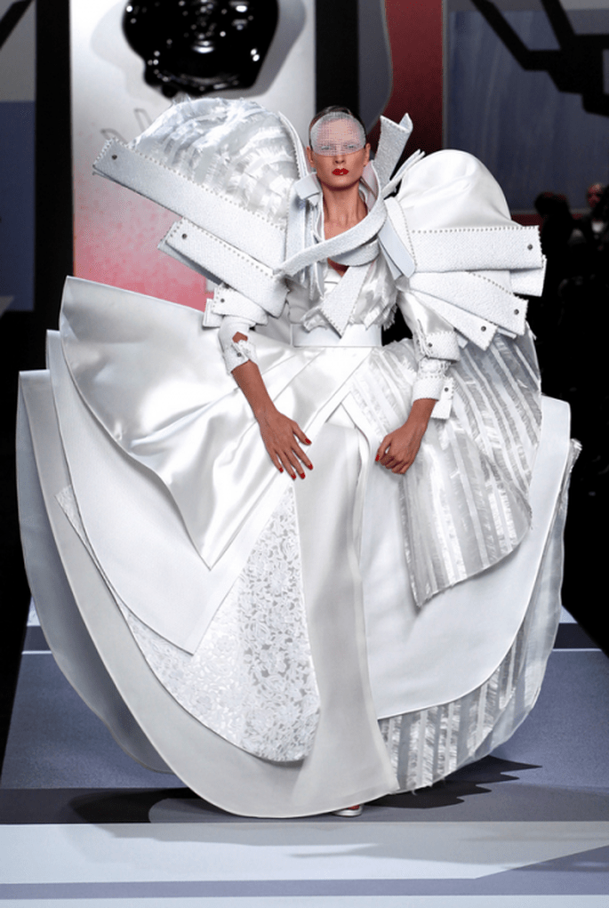 Vestido de novia extravagante en color blanco con detalles de volúmenes y relieves - Foto Viktor & Rolf