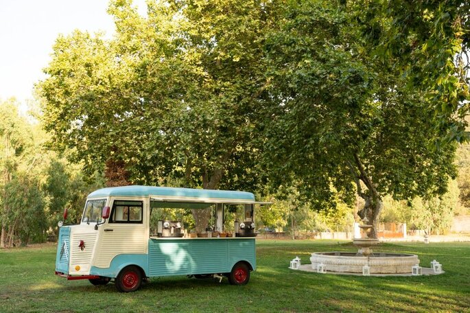 Un camion food-truck bleu turquoise - Les Jardins de Coti 