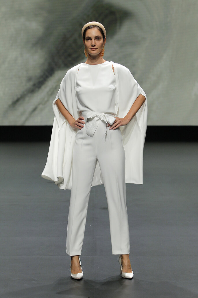abiti da sposa 2021 tendenze - noiva de calça e capa branca com laço na cintura