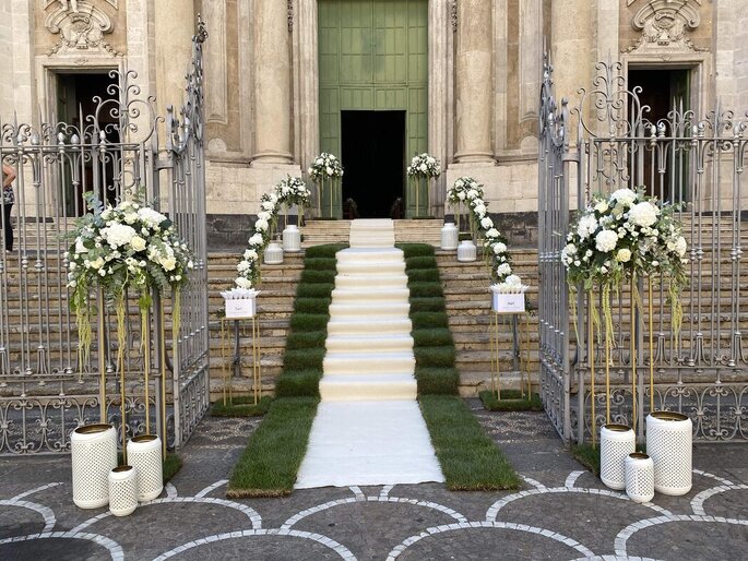 Seby Salemi Flower Artist ingresso chiesa con scalinata, vasi e fiori 