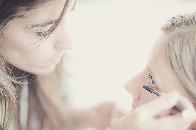 Las claves para un buen maquillaje de ojos están en la forma de las cejas y una mirada definida. Foto: Fran Russo