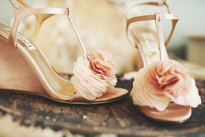 Presume tus increíbles zapatos de novia en lindas tomas - Foto Juan Maclean Photography