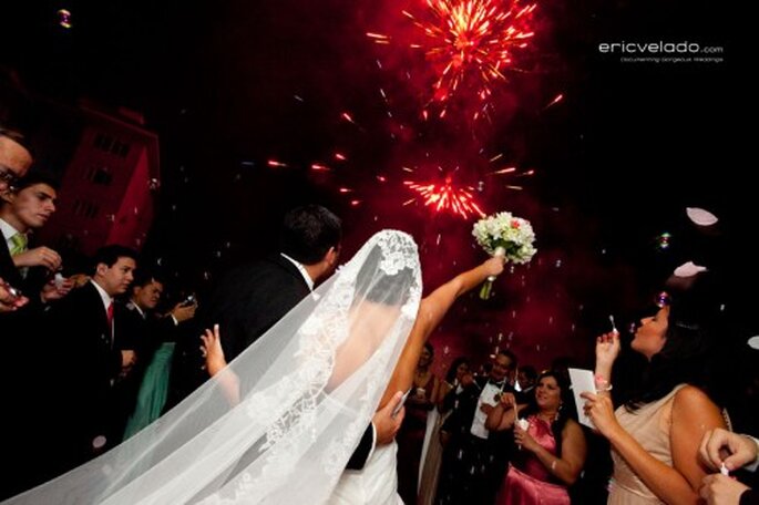 Show de fuegos artificiales al finalizar una boda de noche - Foto Eric Velado