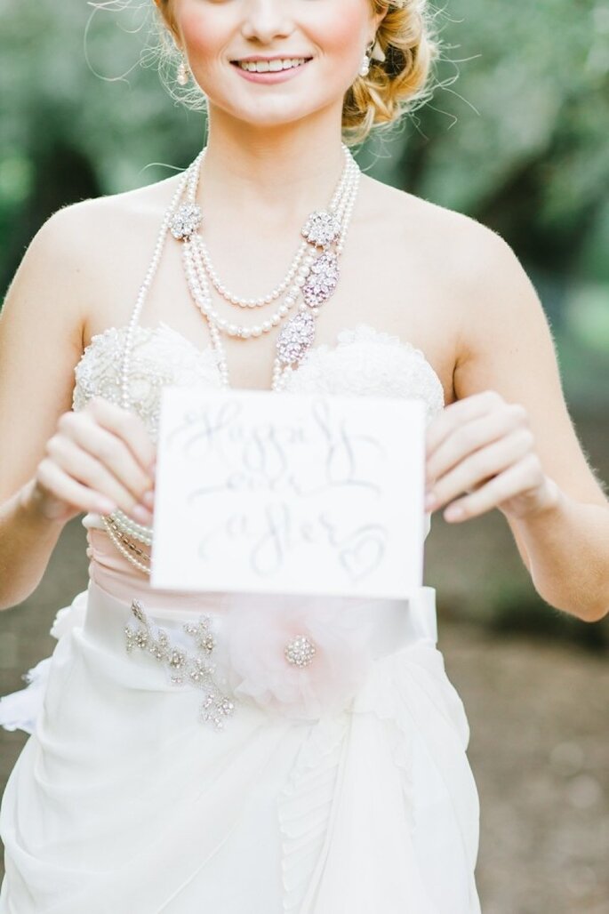 Der passende Brautschmuck zum rosa Brautkleid - Foto Avec L'Amour Photography