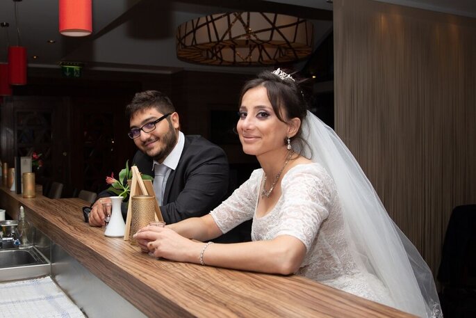 Brautpaar an einer Bar, Dirk Elsner Fotografie
