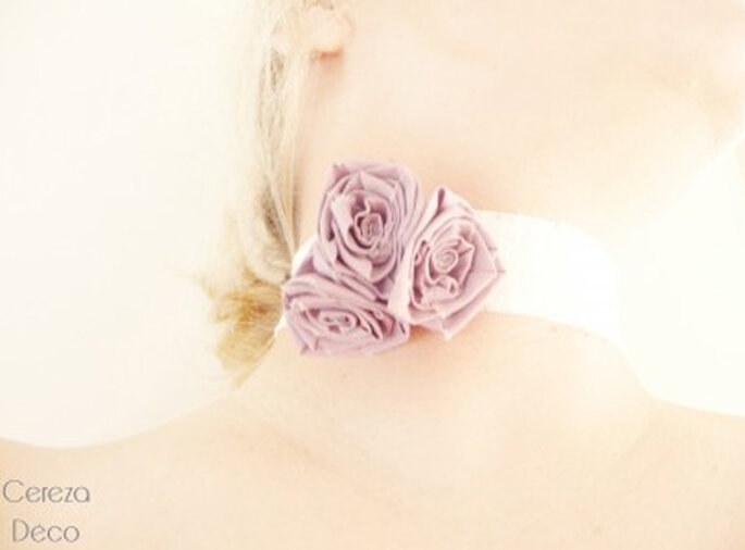 Collier de mariée ras de cou, boutons de rose parme - Photo : Cereza sur la déco