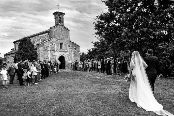 ingresso sposa in chiesa di campagna