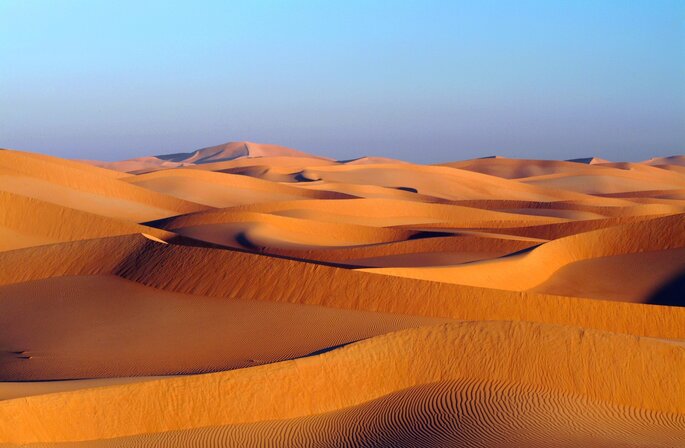 Dunes sous le ciel bleu à Oman
