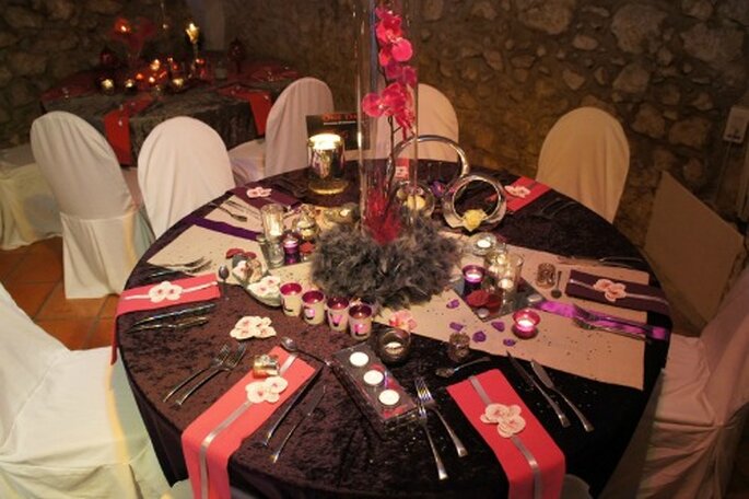 Serviettes de couleur pour des tables de mariage top chics ! - Photo : One Day Event