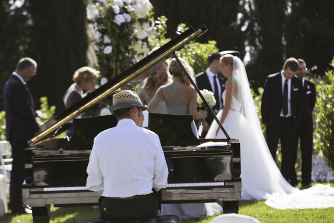 Castello di Montignano, giardino, pianoforte e sposi su sfondo