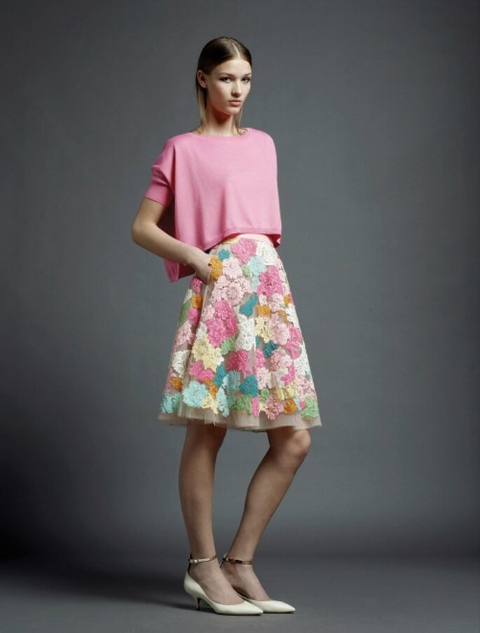 Vestido de fiesta corto con estampado de flores en colores brillantes y suéter rosa con corte asimétrico - Foto Valentino