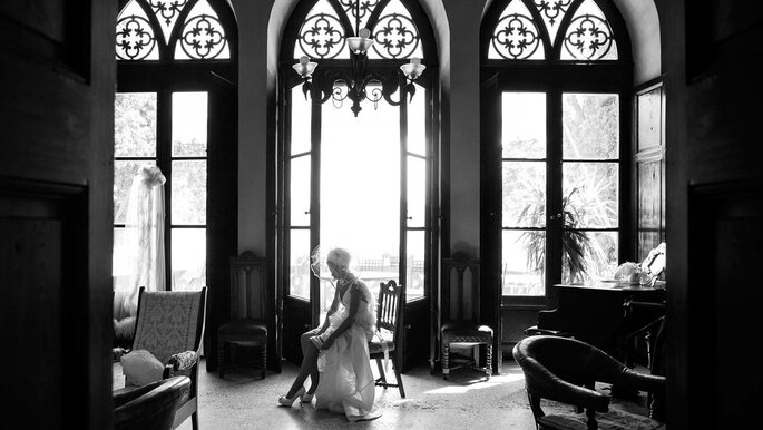 Una sposa aspettando in uno scatto di Morlotti Studio Bari