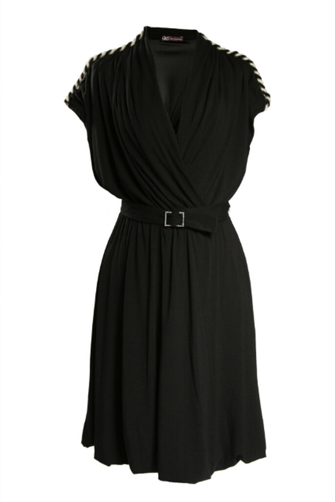 Kombinieren Sie das schwarze Kleid mit farbigen Accessoires – Foto: Vestido Dora Guimarães Atelier 