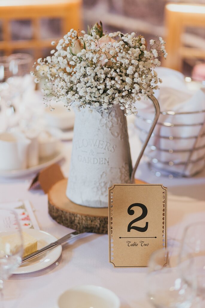 Bukiet z białej gipsówki i róż na stół weselny