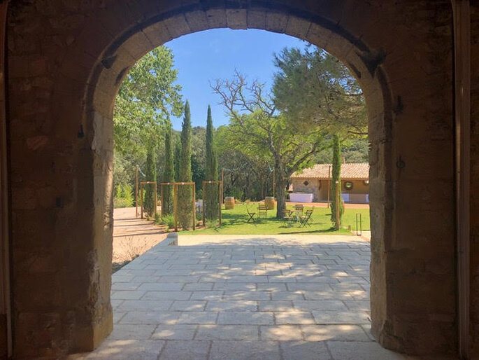 Un arche provençale donnant sur un joli parc arboré