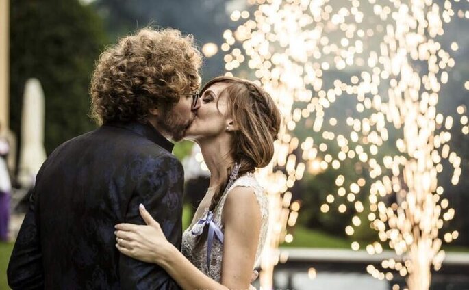 gli sposi, un bacio e fuochi d'artificio