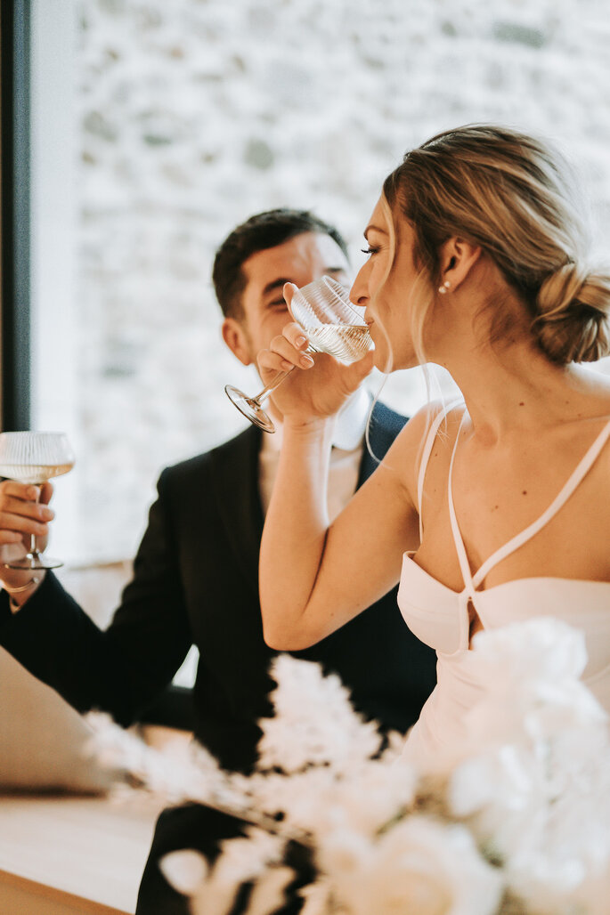 Des mariés dégustent un cocktail à leur mariage - Le Cocktail Nomade