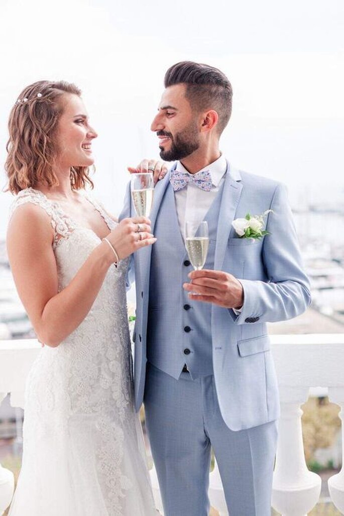 Couple de mariés trinquant avec des flutes de champagne