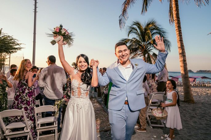 Juan Manuel Wedding Planner salida de los novios ceremonia playa