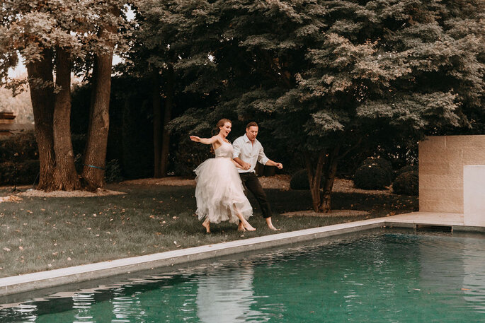 Elopement Fun Wedding Shooting Setting Pool Brautpaar ins Wasser springend