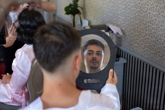 le marié se regarde dans le miroir lors des préparatifs