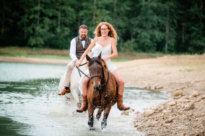Les mariés en balade à cheval 