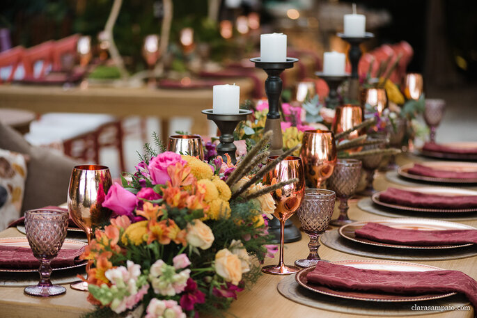 mesa com arranjos florais baixos