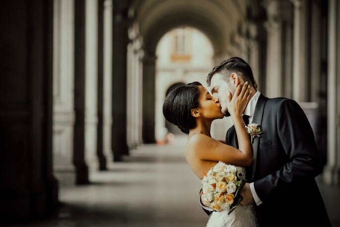 bacio sposi sotto i portici di Torino