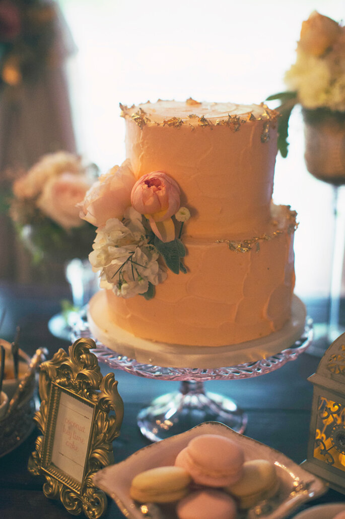 Blush + dorado en una boda vintage elegante. Foto: Alixann Loosle Photography