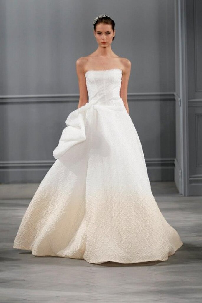 Vestido de novia corte princesa con tendencia hombre y relieve textil en el costado - Foto Monique Lhuillier